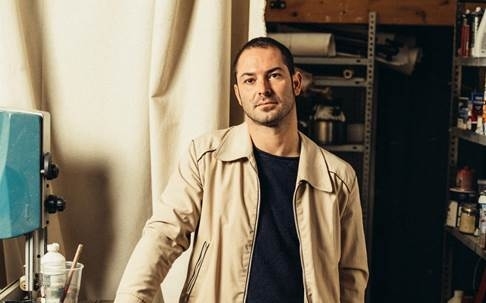 El artista granadino Pablo Capitán del Río (CERVEZAS ALHAMBRA)