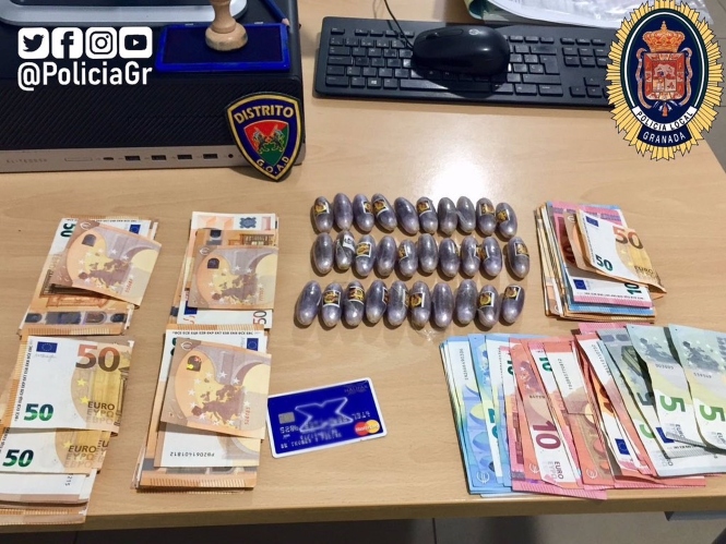 Dinero y bellotas de hachís incautadas (POLICÍA LOCAL DE GRANADA) 