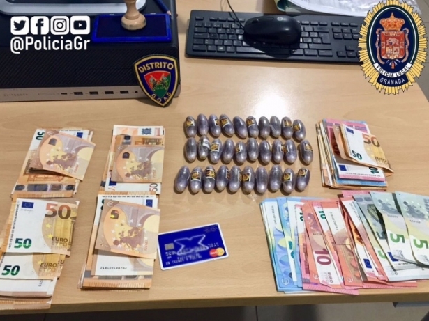 Dinero y bellotas de hachís incautadas (POLICÍA LOCAL DE GRANADA) 