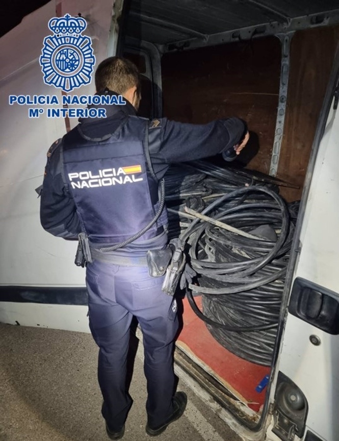 Bobinas intervenidas en una furgoneta (POLICÍA NACIONAL)