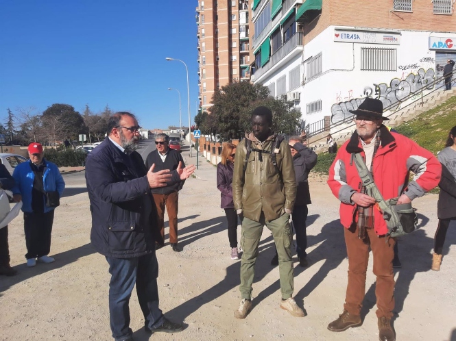 Francisco Puentedura habla, a la izquierda en la imagen, con vecinos de Campo Verde (UP) 