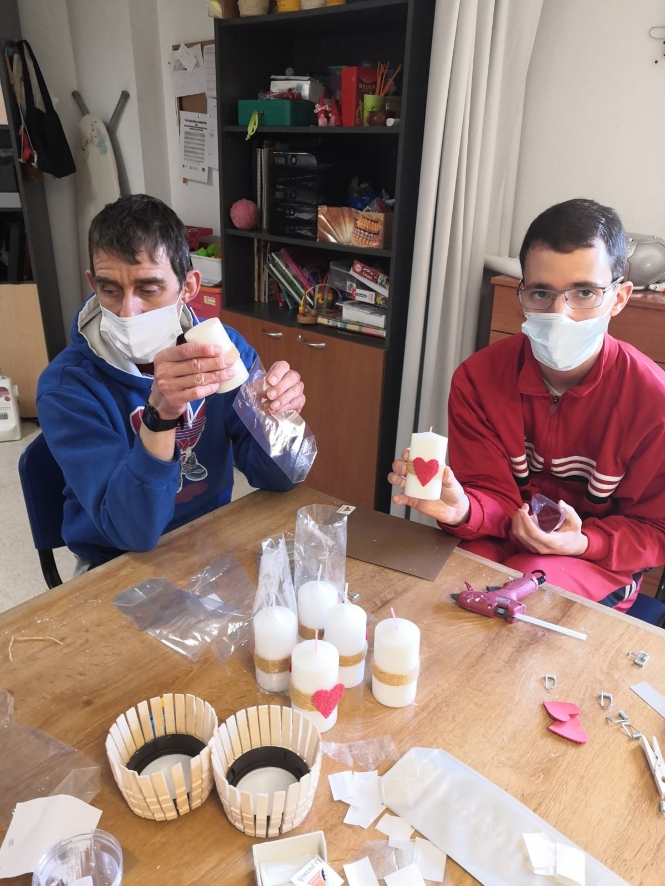 Usuarios del Centro Ocupacional La Pirámide de Huétor Tájar preparan los regalos de San Valentín (AYTO. HUÉTOR TÁJAR) 