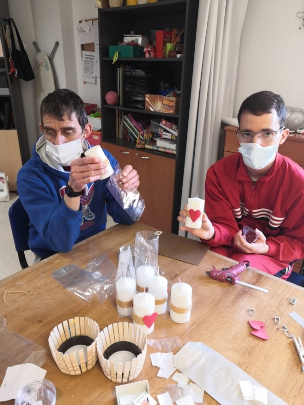 Usuarios del Centro Ocupacional La Pirámide de Huétor Tájar preparan los regalos de San Valentín (AYTO. HUÉTOR TÁJAR) 