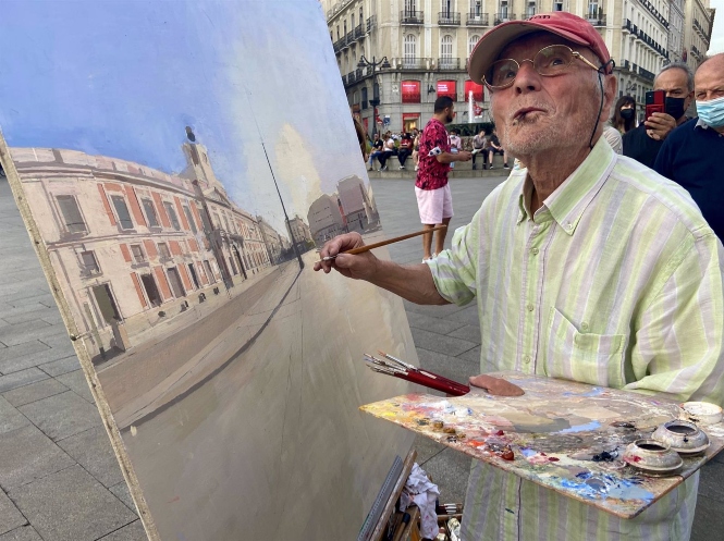 El pintor Antonio López pinta en la Puerta del Sol, en julio de 2021 (PATRICIA GALIANA - EUROPA PRESS) 