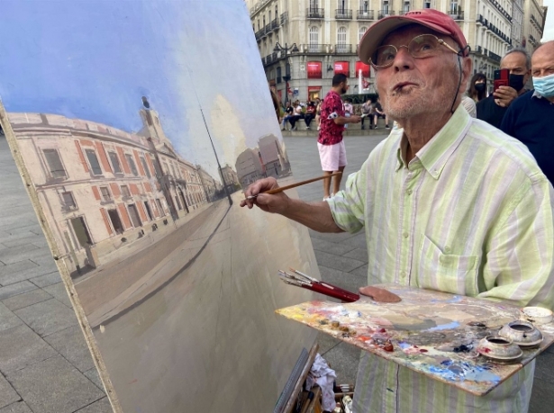 El pintor Antonio López pinta en la Puerta del Sol, en julio de 2021 (PATRICIA GALIANA - EUROPA PRESS) 