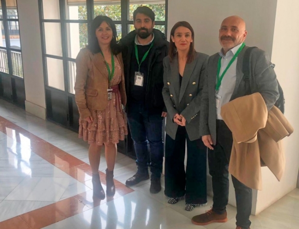 Olga Manzano con representantes del sector del comercio granadino en el Parlamento andaluz  (PSOE)