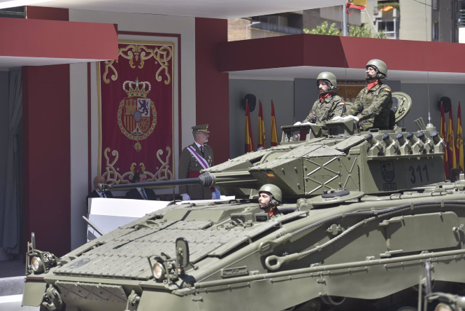 Un tanque del Ejército desfilan durante el acto central conmemorativo del “Día de las Fuerzas Armadas” (VERONICA LACASA / EUROPA PRESS) 