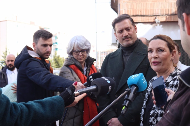 La candidata de Ciudadanos a la Alcaldía de Granada, Concha Insúa, atiende a los medios junto a Javier Sierra. (CS)
