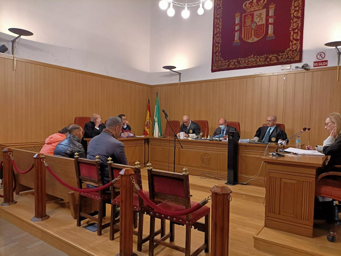 Los dos acusados junto al intérprete de uno de ellos durante el juicio en la Audiencia de Granada (EUROPA PRESS)