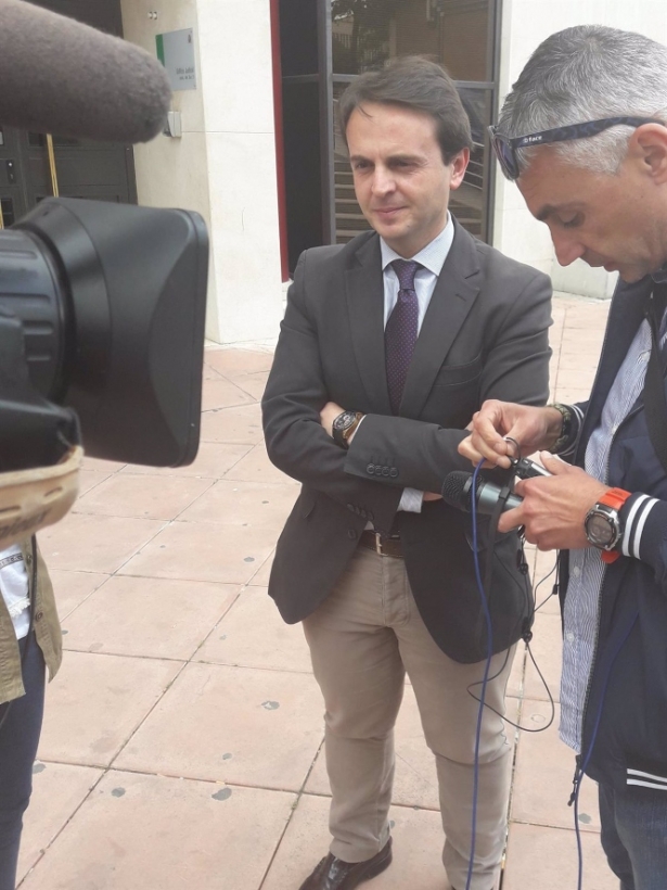 El exconcejal del PP de Granada Juan Antonio Fuentes atiende a los medios. ARCHIVO (EUROPA PRESS)