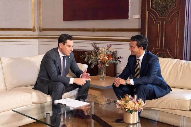 El presidente de la Junta de Andalucía, Juanma Moreno (i), conversa con el alcalde de Granada Francisco Cuenca (d) (FRANCISCO J. OLMO)