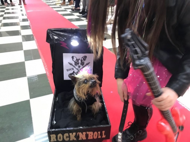 Imagen de Yako disfrazado de rockero (AYTO. VEGAS DEL GENIL)