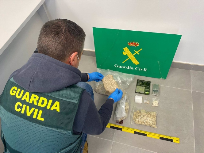 Agente de la Guardia Civil junto a lo incautado (GUARDIA CIVIL)
