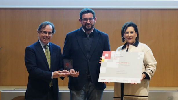 presidente de la Cämara de Motril, Julio Rodríguez y la vicepresidenta de Cámara Granada, Amalia Torres-Morente, hacen entrega del premio provincial a Josep Roig (CÁMARA GRANADA) presidente de la Cämara de Motril, Julio Rodríguez y la vicepresidenta de Cámara Granada, Amalia Torres-Morente, hacen entrega del premio provincial a Josep Roig (CÁMARA GRANADA)