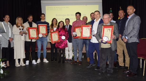 Foto de familia de los galardonados (AYTO. CENES DE LA VEGA) 