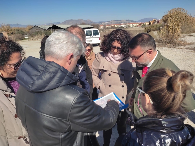 Autoridades municipales visitan los terrenos donde se construirá el nuevo colegio de Ambroz (AYTO. VEGAS DEL GENIL) 