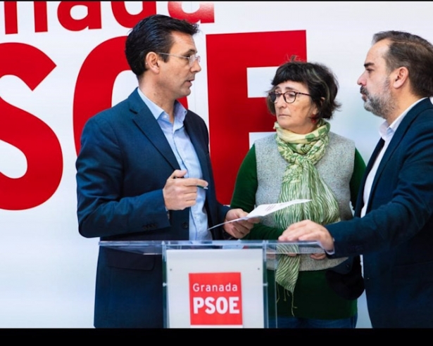 Francisco Cuenca, en imagen de archivo con María Arnedo y Jacobo Calvo (PSOE) Francisco Cuenca, en imagen de archivo con María Arnedo y Jacobo Calvo (PSOE)