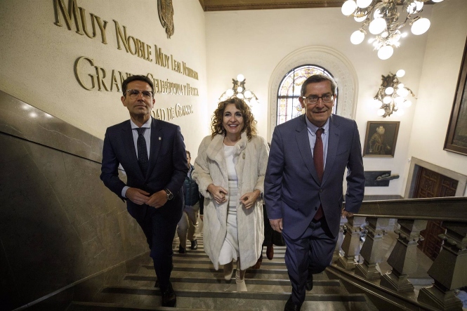 La ministra de Hacienda y Función Pública, María Jesús Montero (c); junto al alcalde de Granada, Francisco Cuenca (i); y el presidente de la Diputación, José Entrena (d), durante su visita al Ayuntamiento de Granada (ÁLEX CÁMARA - EUROPA PRESS) 