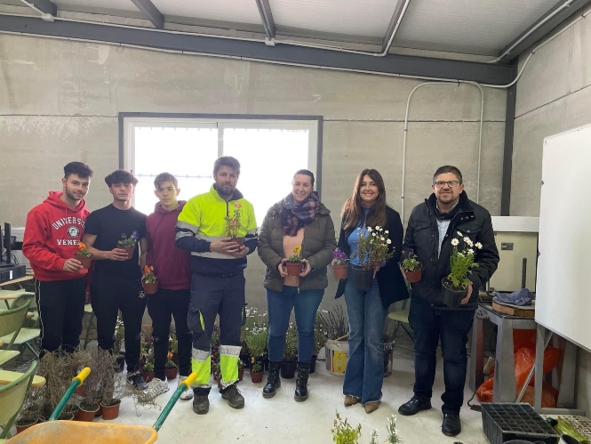 La alcaldesa de Montefrío hace entrega de las plantas al alumnado (AYTO. MONTEFRÍO) 