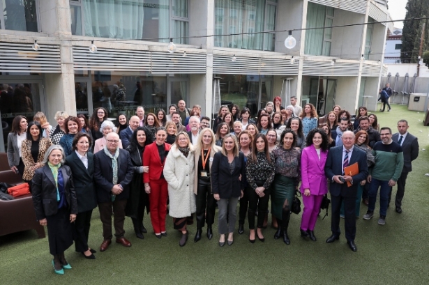 Foto de familia tras el desayuno empresarial benéfico organizado por Mujeres con Iniciativa (PP) 