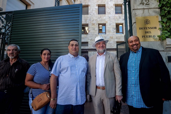 Miembros de la Sociedad Gitana Española posan a su llegada a una reunión con el Defensor del Pueblo (RICARDO RUBIO / EUROPA PRESS)