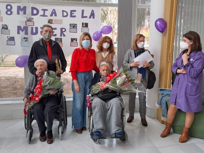 La concejala de Igualdad junto a dos de las mujeres que serán homenajeadas (AYTO. VEGAS DEL GENIL)