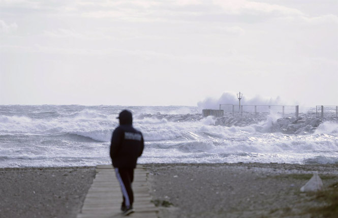 Varias personas en la playa de la Malagueta (ÁLEX ZEA / EUROPA PRESS)