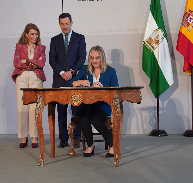 La consejera de Fomento, Articulación del Territorio y Vivienda, Marifrán Carazo, en presencia de la ministra de Transportes, Movilidad y Agenda Urbana, Raquel Sánchez, y el presidente de la Junta, Juanma Moreno (FRANCISCO J. OLMO)