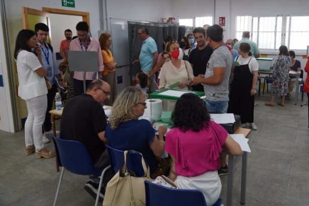 Ciudadanos ejerciendo su derecho al voto durante el día de las elecciones a la presidencia de la Junta de Andalucía (EDUARDO BRIONES / EUROPA PRESS) Ciudadanos ejerciendo su derecho al voto durante el día de las elecciones a la presidencia de la Junta de Andalucía (EDUARDO BRIONES / EUROPA PRESS)