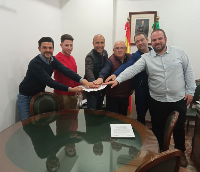 Imagen de la firma del convenio (AYTO. OTURA)