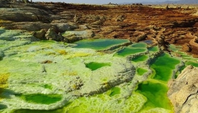Piscinas de salmueras de sal coloreadas por los distintos grados de oxidación del hierro (JUAN MANUEL GARCÍA-RUIZ/CSIC)