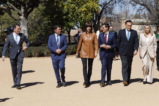 La ministra de Ciencia e Innovación, Diana Morant, a su llegada junto al alcalde de Granada, Francisco Cuenca, y los consejeros de Universidad y de Fomento, José Carlos Gómez Villamandos Marifrán Carazo (ÁLEX CÁMARA / EUROPA PRESS)