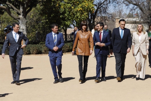 La ministra de Ciencia e Innovación, Diana Morant, a su llegada junto al alcalde de Granada, Francisco Cuenca, y los consejeros de Universidad y de Fomento, José Carlos Gómez Villamandos Marifrán Carazo (ÁLEX CÁMARA / EUROPA PRESS)