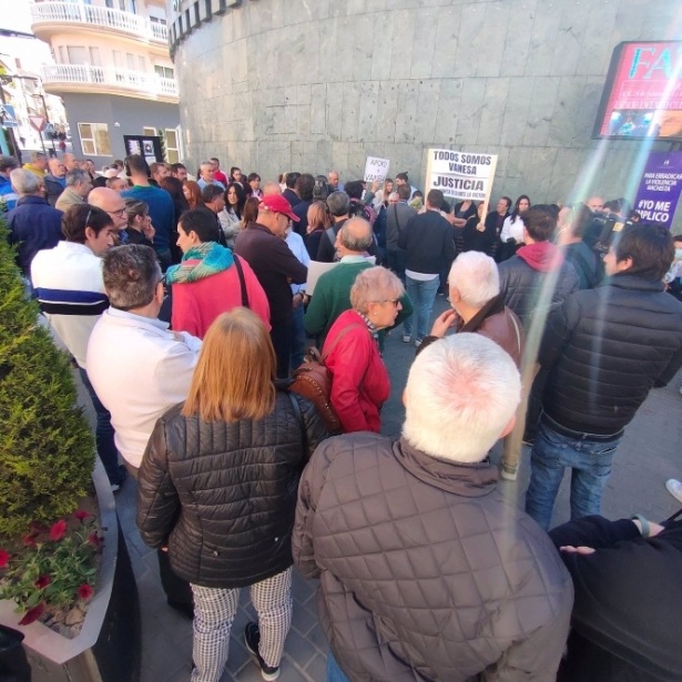 Concentración en apoyo a la edil socialista que sufrió un secuestro exprés en Maracena (EUROPA PRESS)