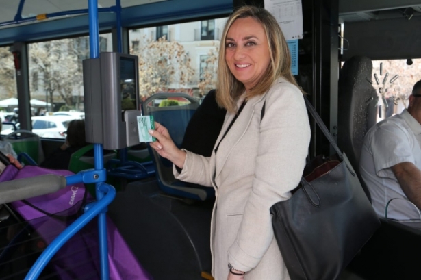 Marifrán Carazo con la tarjeta del Consorcio (JUNTA) 