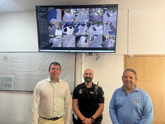 El alcalde y el concejal junto al jefe de la Policía Local de Monachil en el centro de control (AYTO. MONACHIL) 