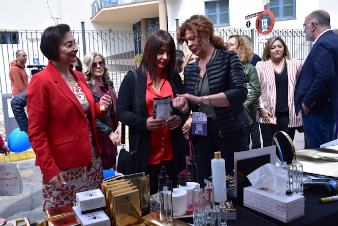 La Diputada de Bienestar Social visitó la feria del comercio de Albolote (AYTO. ALBOLOTE)