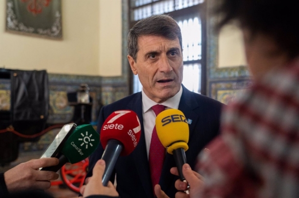 El delegado del Gobierno de España en Andalucía, Pedro Fernández atiende a los medios FRANCISCO J. OLMO)