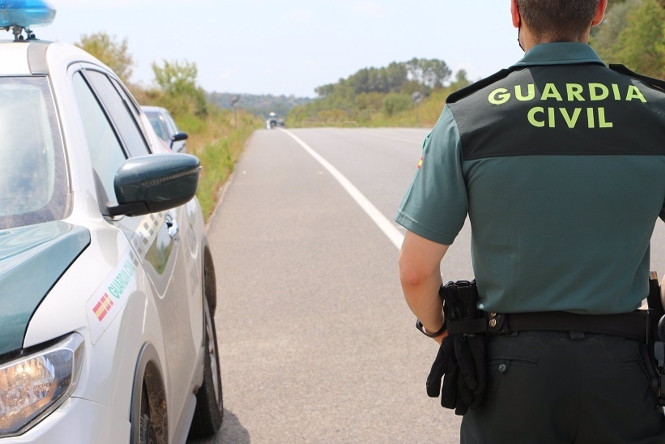 Un agente de la Guardia Civil junto a un coche, en una imagen de archivo (GUARDIA CIVIL) 