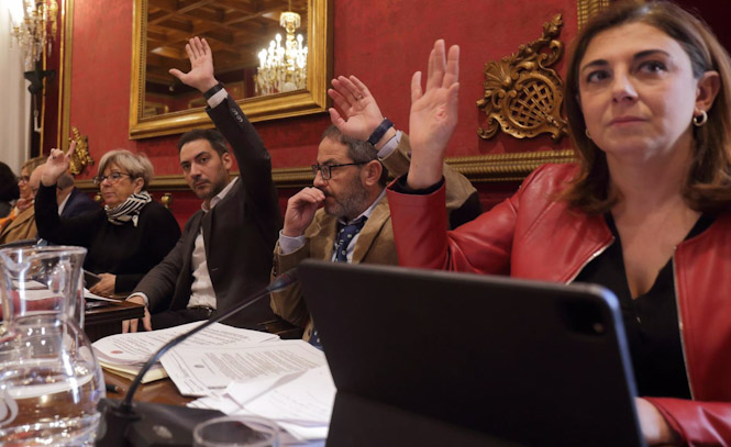 Parte del equipo de gobierno local de Granada, en un Pleno en foto de archivo (AYUNTAMIENTO)
