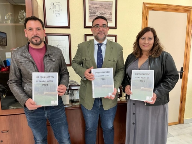 El portavoz de Ahora Vegas, el alcalde y la concejala de Hacienda presentan los presupuestos municipales (AYTO. VEGAS DEL GENIL) 