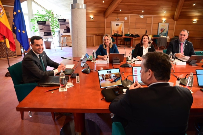 El presidente de la Junta de Andalucía, Juanma Moreno, (c) preside la reunión durante el Consejo de Gobierno de la Junta de Andalucía en Sierra Nevada (ÁLEX CÁMARA - EUROPA PRESS) 