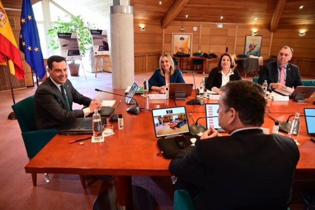 El presidente de la Junta de Andalucía, Juanma Moreno, (c) preside la reunión durante el Consejo de Gobierno de la Junta de Andalucía en Sierra Nevada (ÁLEX CÁMARA - EUROPA PRESS) El presidente de la Junta de Andalucía, Juanma Moreno, (c) preside la reunión durante el Consejo de Gobierno de la Junta de Andalucía en Sierra Nevada (ÁLEX CÁMARA - EUROPA PRESS)