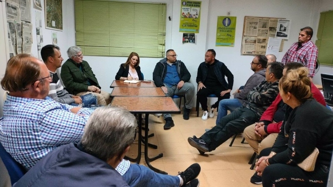 Concha Insúa, con comerciantes de venta ambulante (CS) 