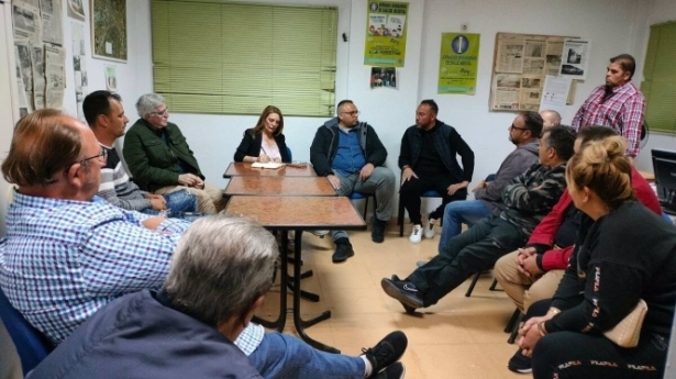 Concha Insúa, con comerciantes de venta ambulante (CS) 