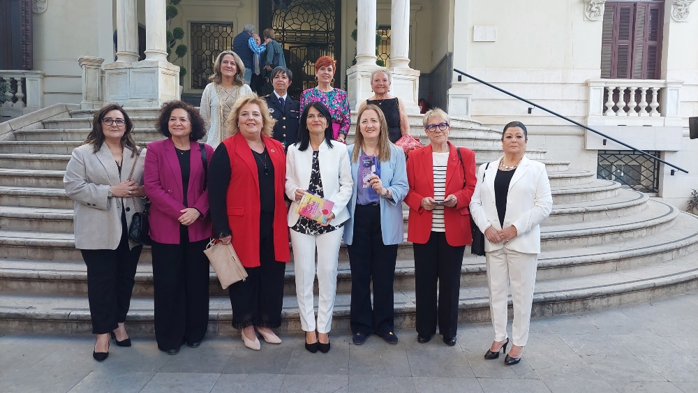 Foto de familia de las homenajeadas (SUBDELEGACIÓN) 