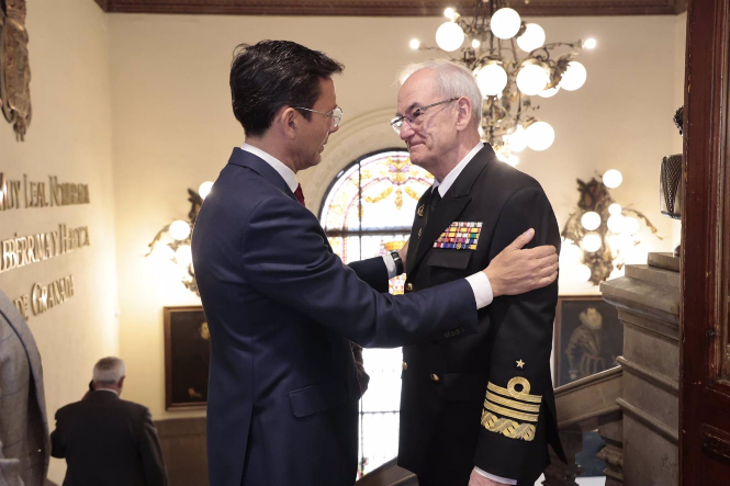 El alcalde de Granada, Francisco Cuenca, recibe al Jemad en el Ayuntamiento (JAVIER ALGARRA /AYUNTAMIENTO) 