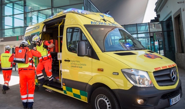 Imagen de archivo de una ambulancia del Centro de Emergencias Sanitarias 061 (EMERGENCIAS 112 ANDALUCÍA)