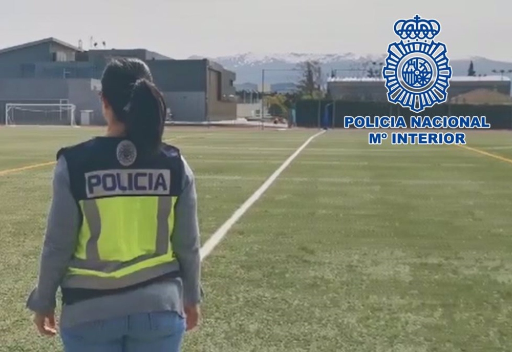 Agente de la Policía Nacional en un campo de fútbol. (POLICÍA NACIONAL)