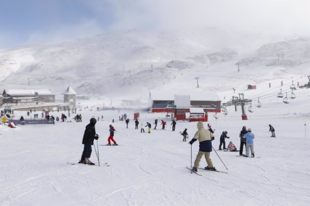 Imagen de archivo de la estación de esquí de Sierra Nevada (ÁLEX CÁMARA / EUROPA PRESS)